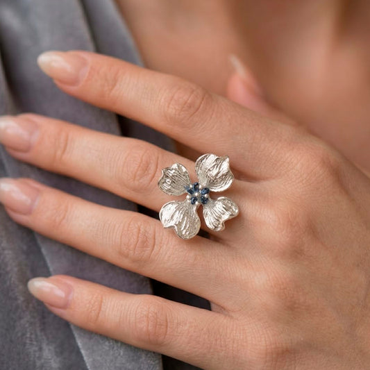 Anillo Flor de Cornejo Plateado