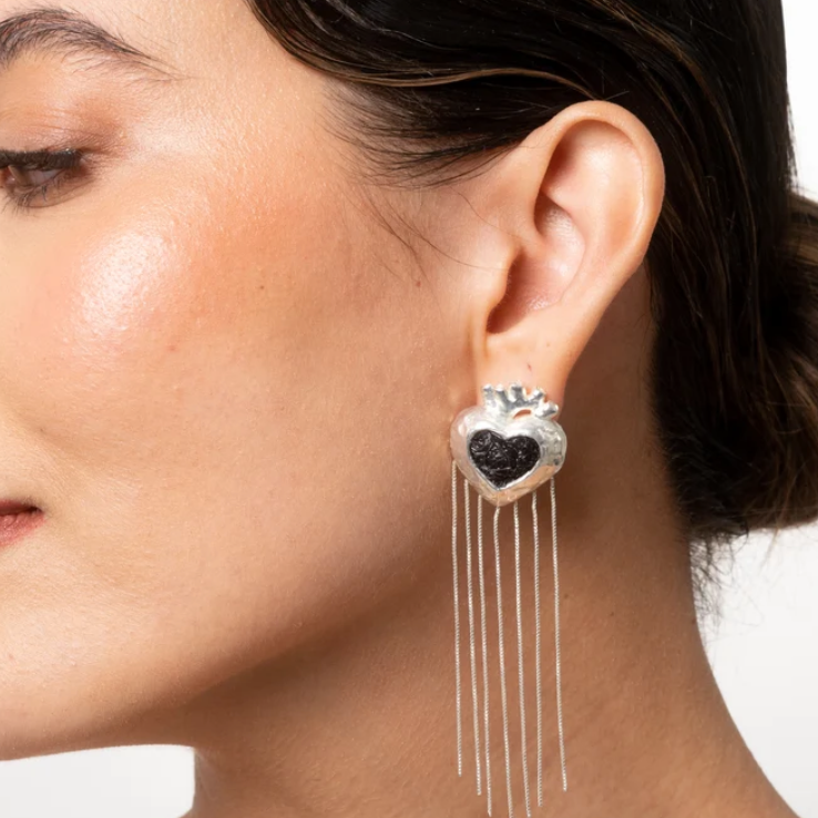 Aretes Corazón Anatómico Colgante Plateado x Negro