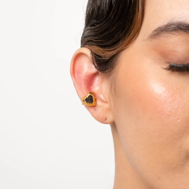 Ear Cuff Corazón De Relieve Tejido Dorado x Negro