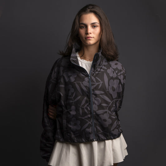 Rompevientos Cropped Flor Escala Grises